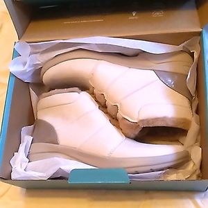 NWT Women's Bzees off white / tan booties shoes size 10